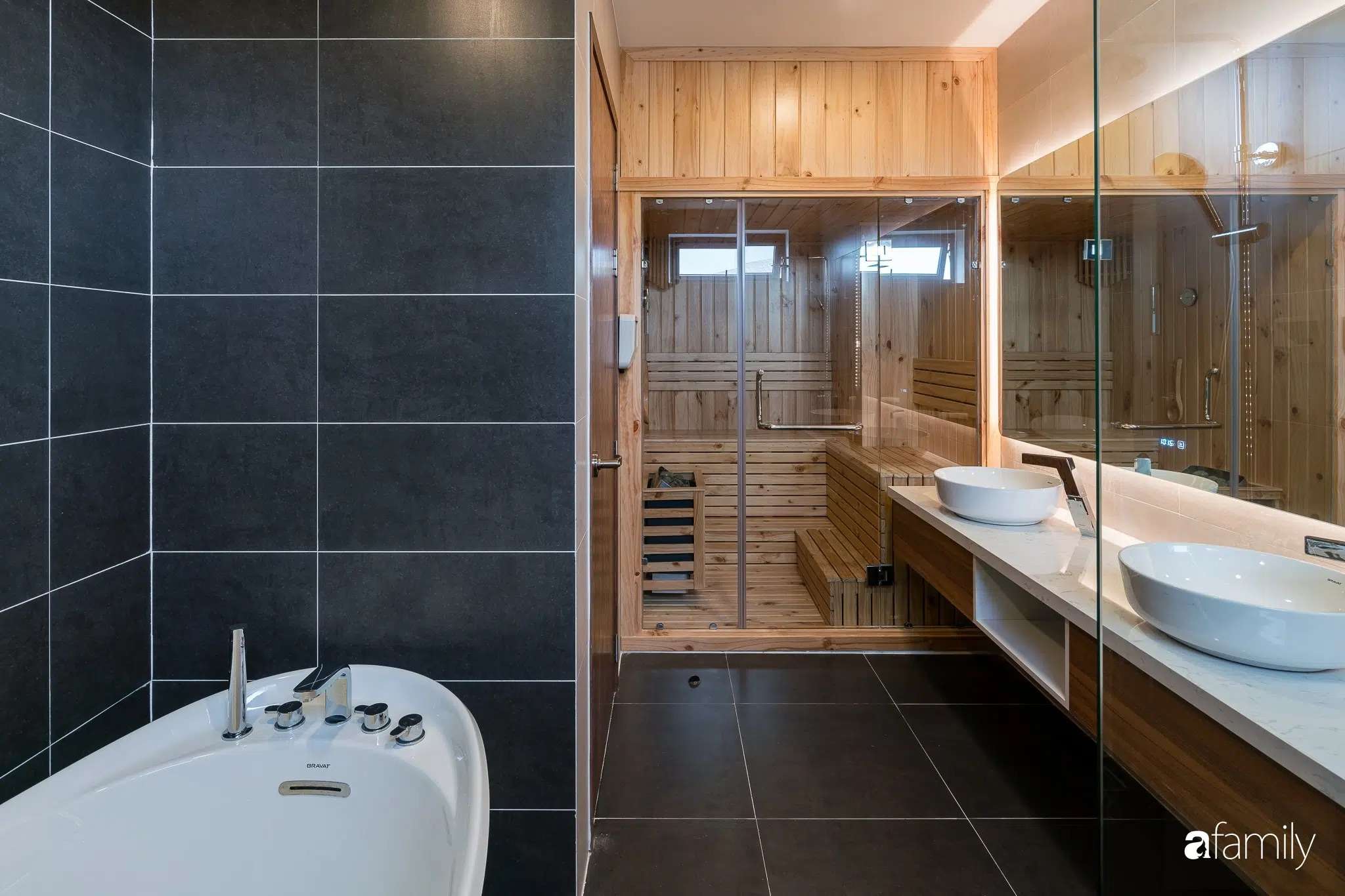 Phòng tắm được thiết kế khu vực xông hơi, khu vực bồn tắm và vệ sinh-2