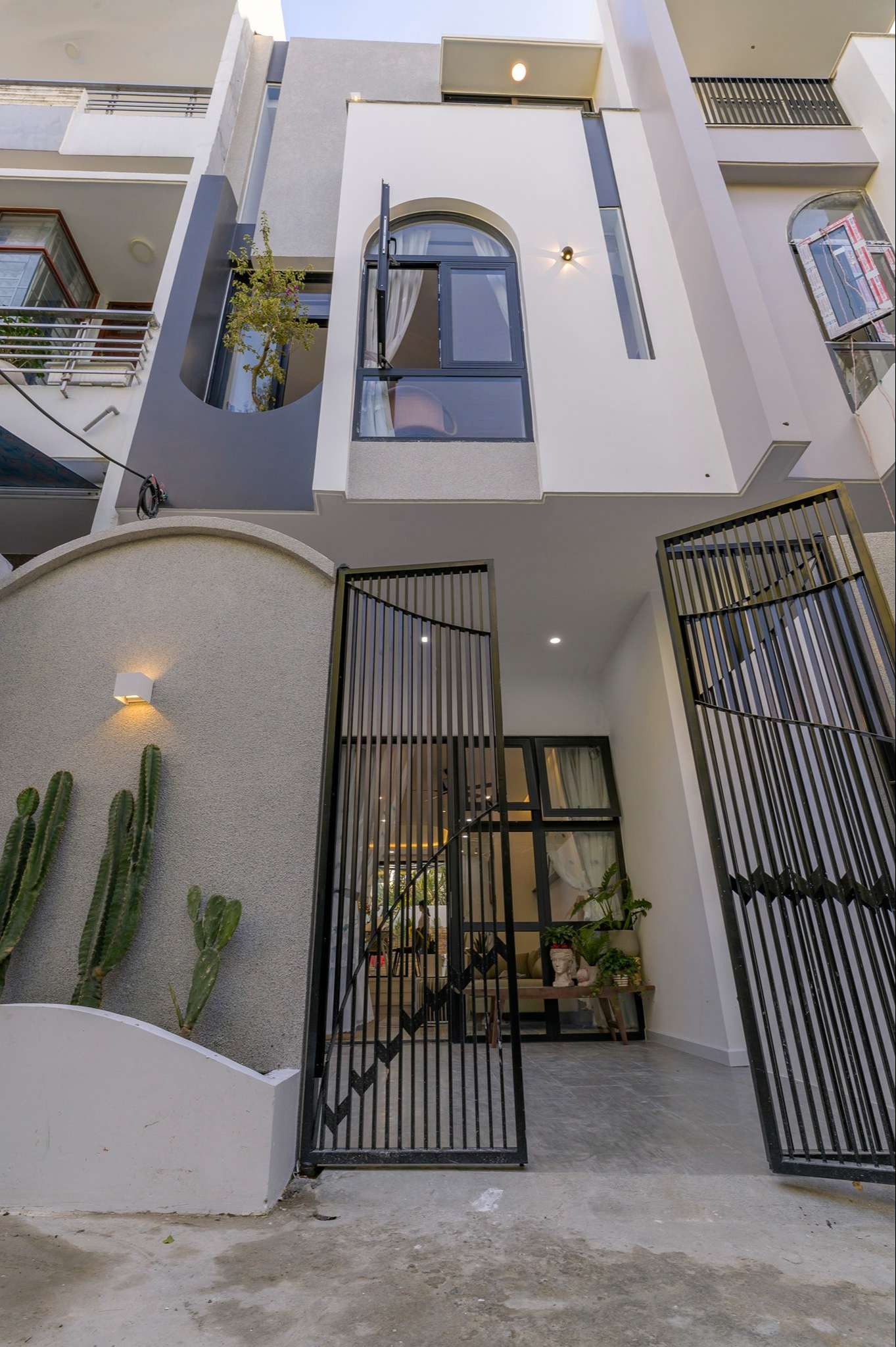 Chiêm ngưỡng nhà phố rộng 75m2 nhưng có cả sân vườn của vợ chồng trẻ, học ngay bí quyết thiết kế nhà thoáng và sáng - Ảnh 1. Phía trước nhà có một khoảng sân để xe