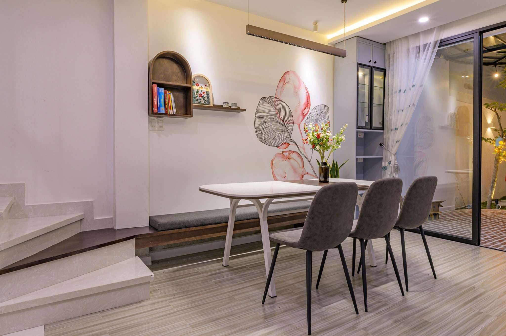 Chiêm ngưỡng nhà phố rộng 75m2 nhưng có cả sân vườn của vợ chồng trẻ, học ngay bí quyết thiết kế nhà thoáng và sáng - Ảnh 8. Khu vực bếp ăn -2