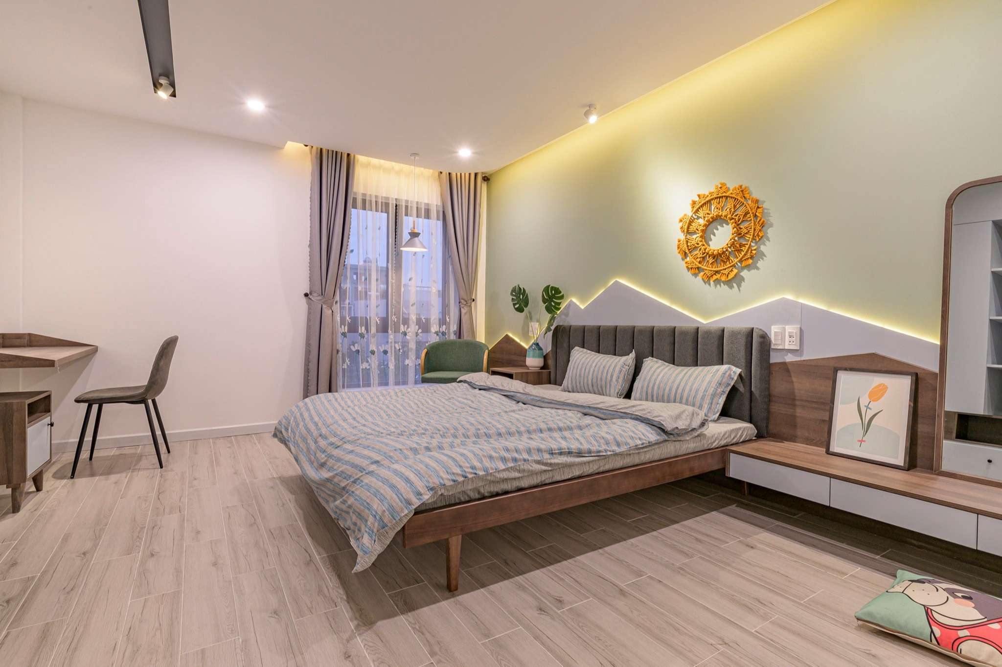 Chiêm ngưỡng nhà phố rộng 75m2 nhưng có cả sân vườn của vợ chồng trẻ, học ngay bí quyết thiết kế nhà thoáng và sáng - Ảnh 9. Phòng ngủ nào cũng đều thoáng, sáng