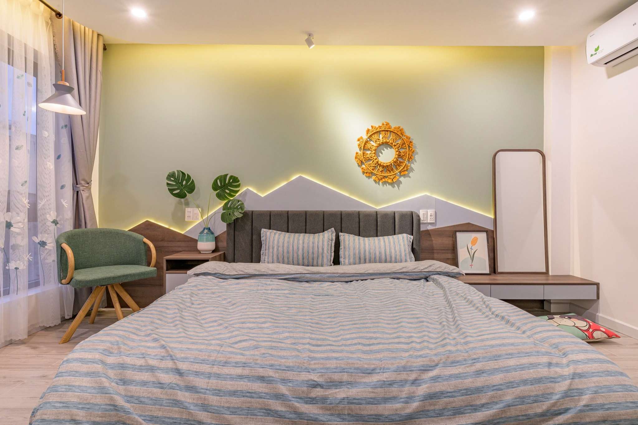 Chiêm ngưỡng nhà phố rộng 75m2 nhưng có cả sân vườn của vợ chồng trẻ, học ngay bí quyết thiết kế nhà thoáng và sáng - Ảnh 10. Phòng ngủ nào cũng đều thoáng, sáng - 1