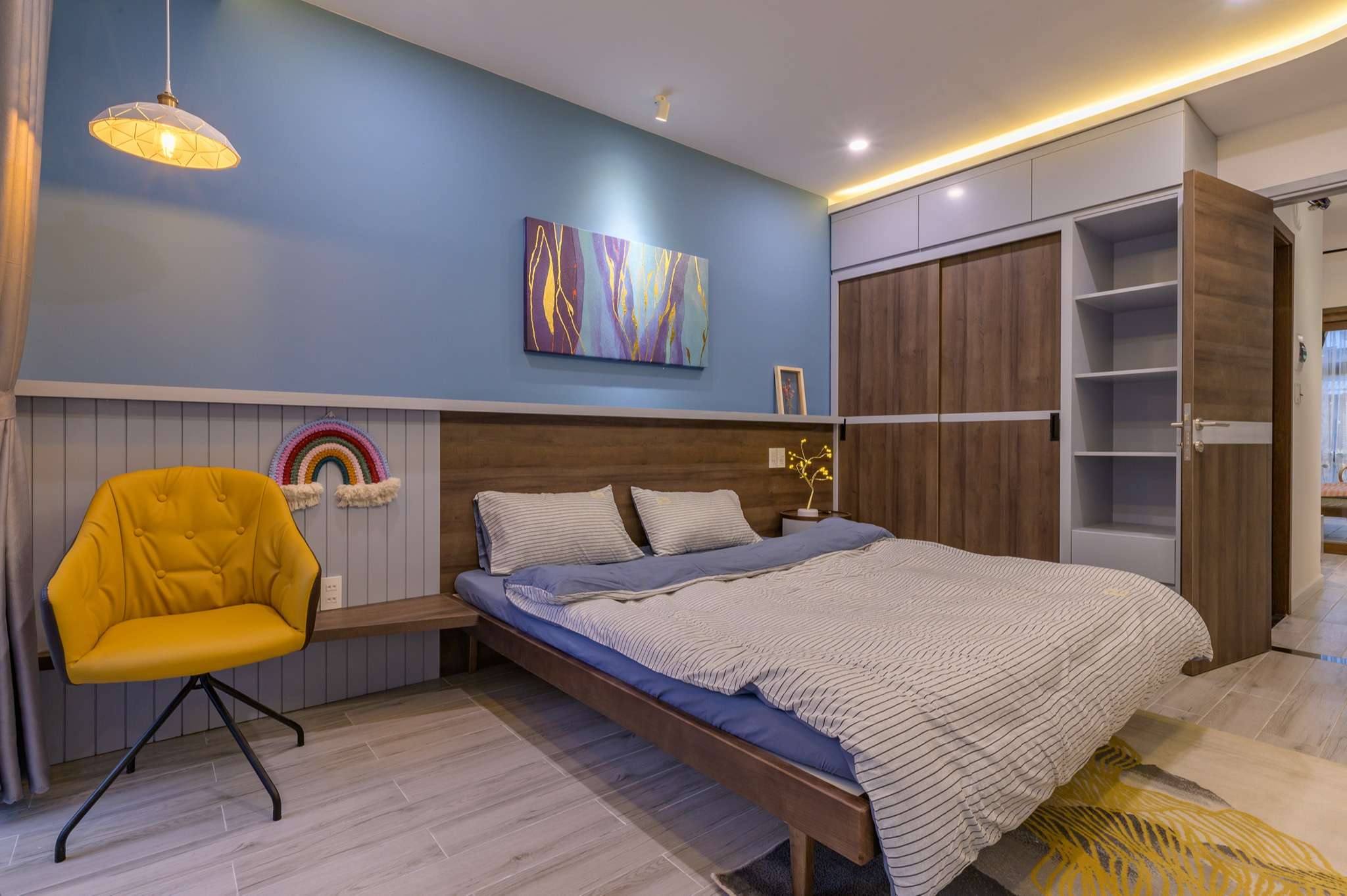 Chiêm ngưỡng nhà phố rộng 75m2 nhưng có cả sân vườn của vợ chồng trẻ, học ngay bí quyết thiết kế nhà thoáng và sáng - Ảnh 11. Mỗi phòng lại được decor theo một phong cách khác nhau