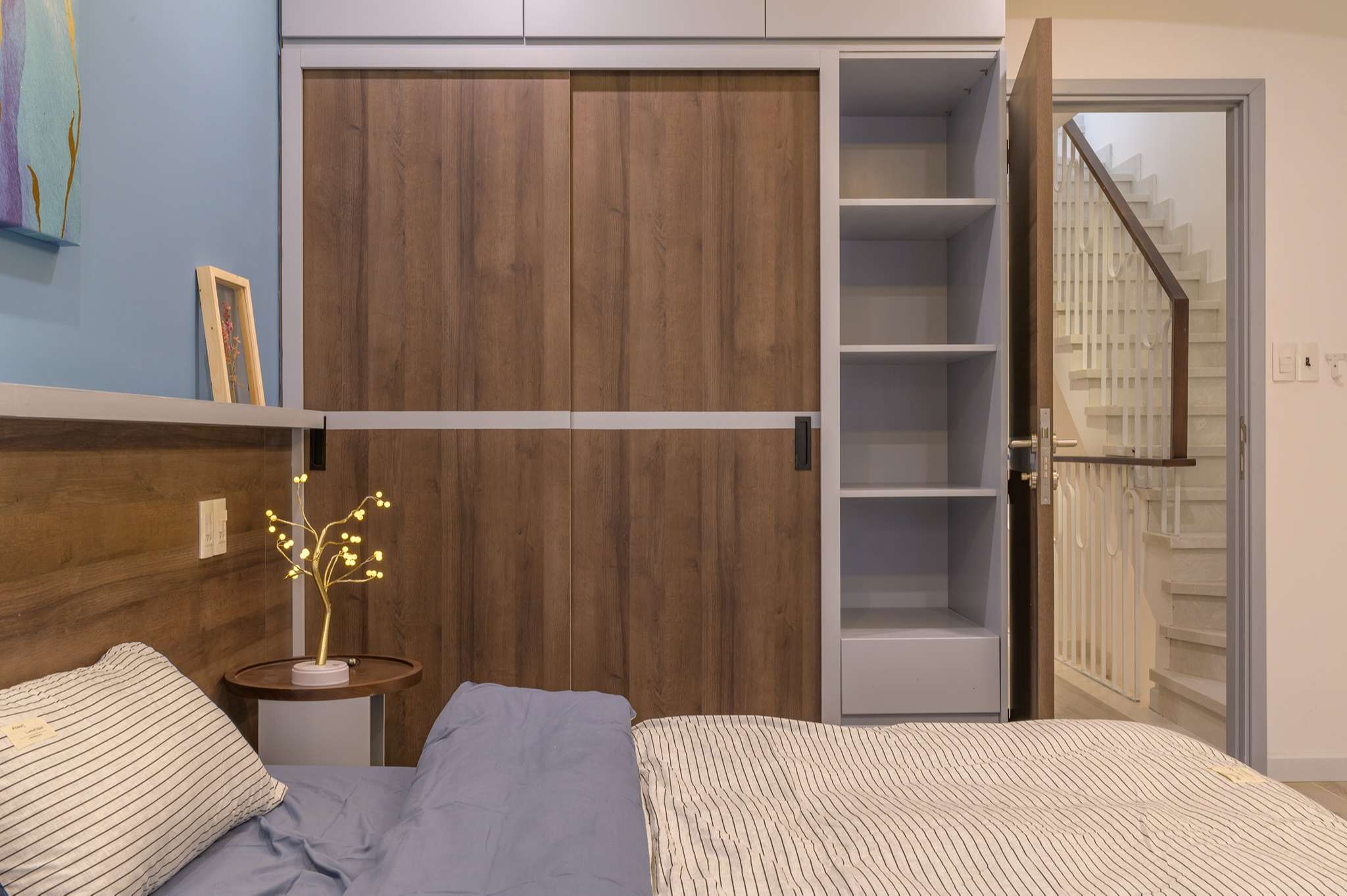 Chiêm ngưỡng nhà phố rộng 75m2 nhưng có cả sân vườn của vợ chồng trẻ, học ngay bí quyết thiết kế nhà thoáng và sáng - Ảnh 12. Mỗi phòng lại được decor theo một phong cách khác nhau - 1