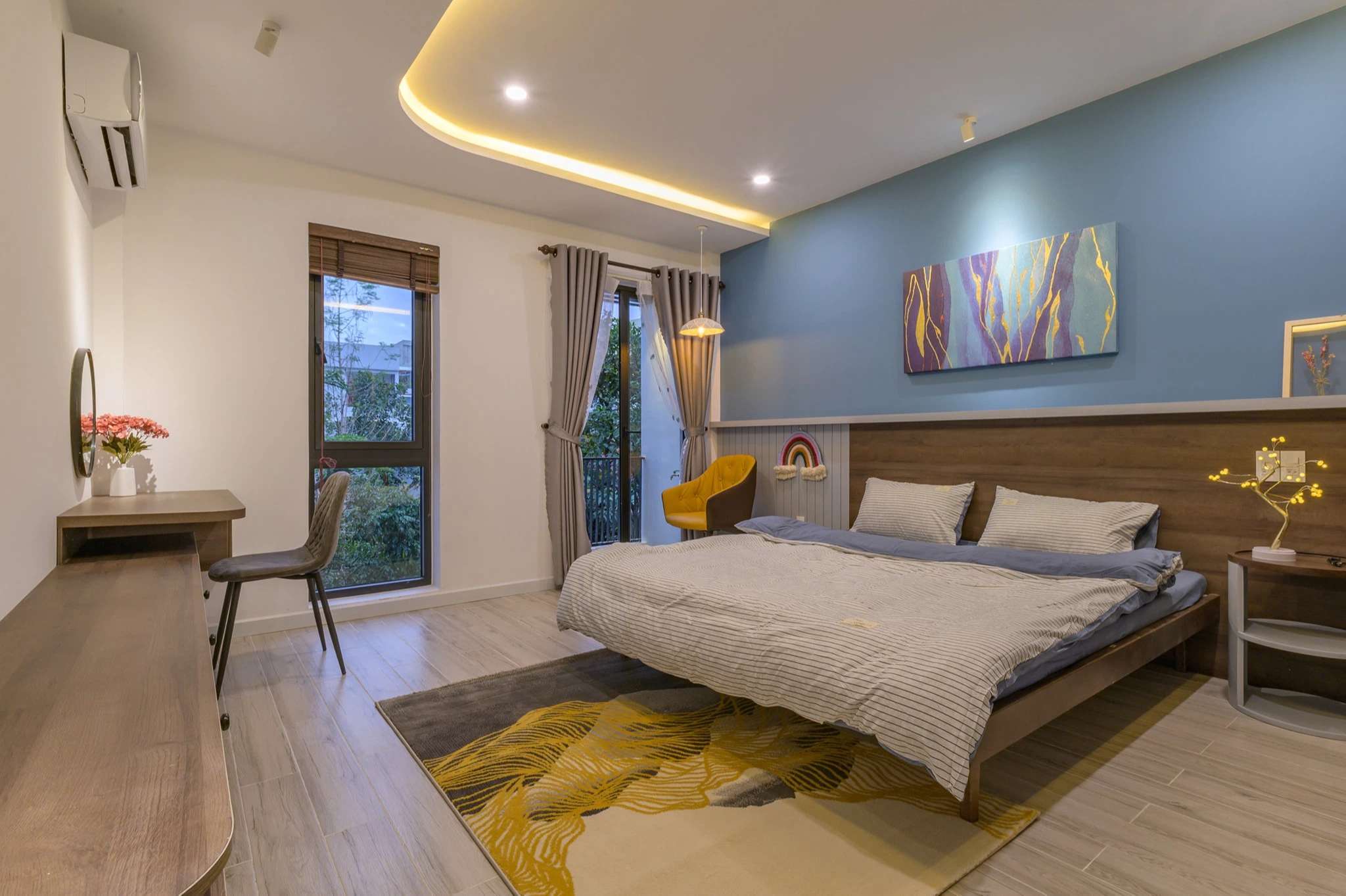 Chiêm ngưỡng nhà phố rộng 75m2 nhưng có cả sân vườn của vợ chồng trẻ, học ngay bí quyết thiết kế nhà thoáng và sáng - Ảnh 13. Mỗi phòng lại được decor theo một phong cách khác nhau - 2