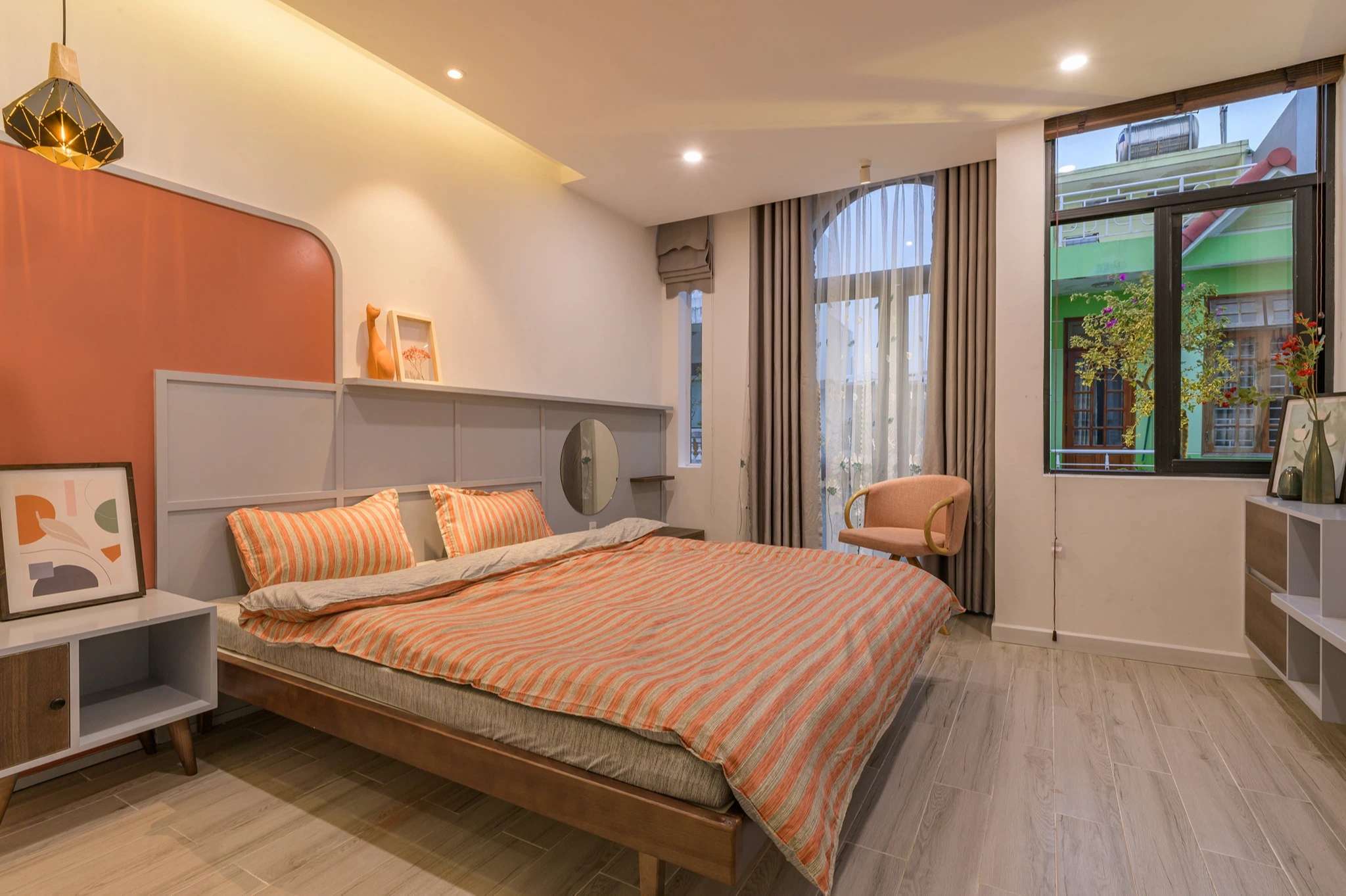 Chiêm ngưỡng nhà phố rộng 75m2 nhưng có cả sân vườn của vợ chồng trẻ, học ngay bí quyết thiết kế nhà thoáng và sáng - Ảnh 14. Phòng ngủ rộng rãi, đầy đủ công năng - 1