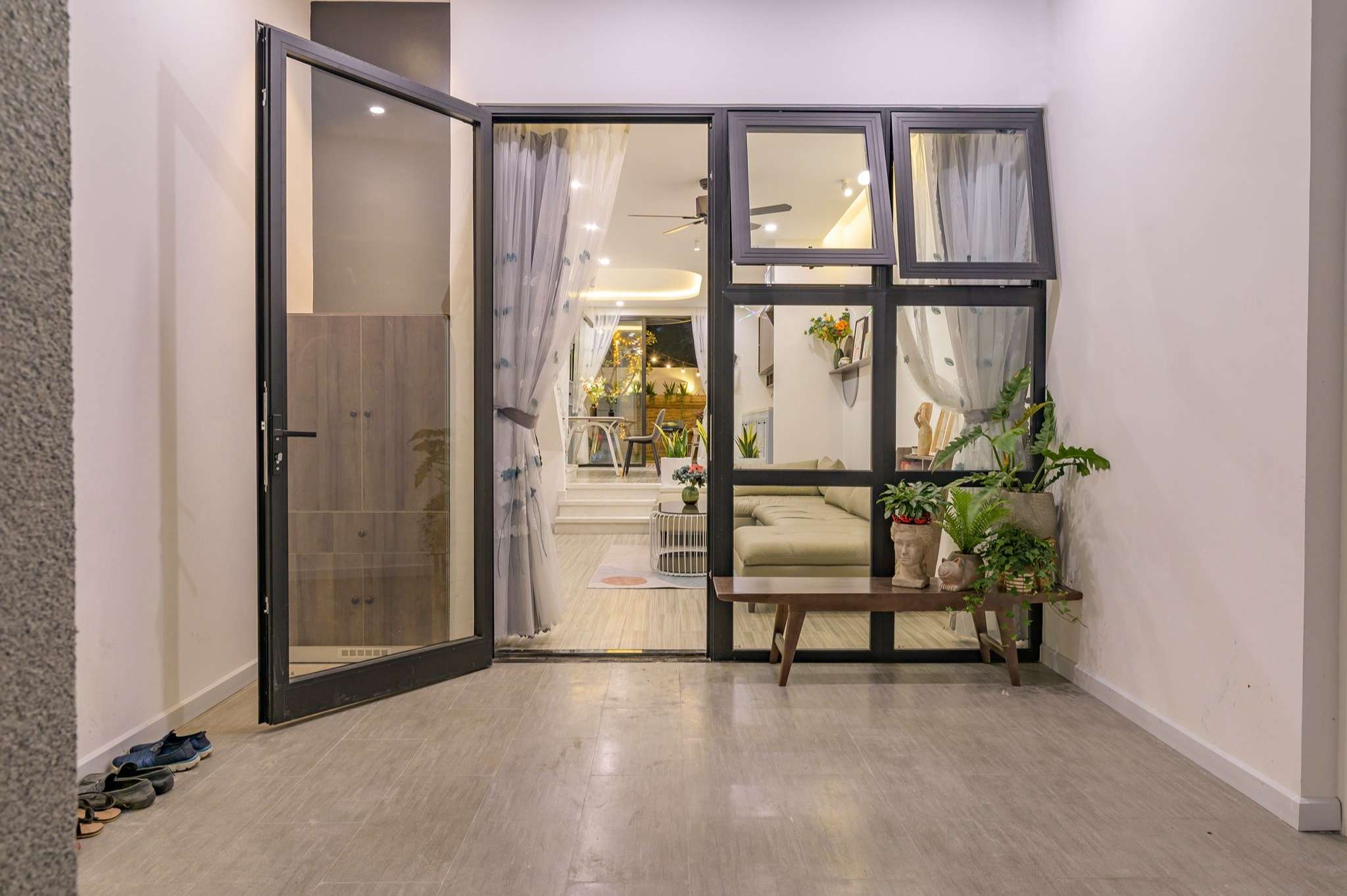 Chiêm ngưỡng nhà phố rộng 75m2 nhưng có cả sân vườn của vợ chồng trẻ, học ngay bí quyết thiết kế nhà thoáng và sáng - Ảnh 16. Khoảng sân vườn đáng mơ ước của ngôi nhà - 1