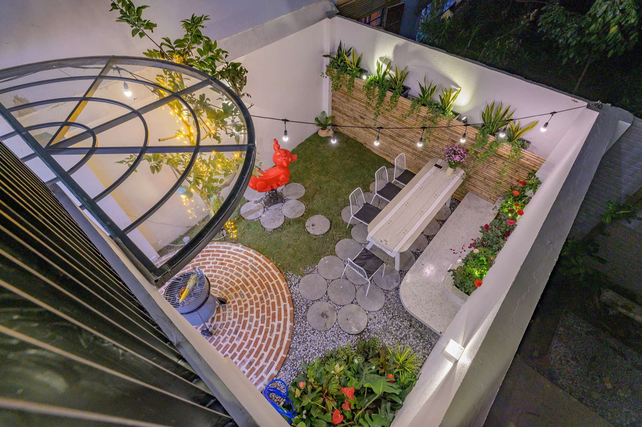 Chiêm ngưỡng nhà phố rộng 75m2 nhưng có cả sân vườn của vợ chồng trẻ, học ngay bí quyết thiết kế nhà thoáng và sáng - Ảnh 17. Khoảng sân vườn đáng mơ ước của ngôi nhà - 2