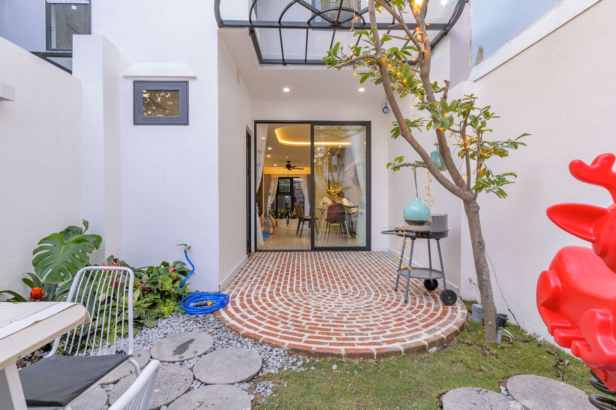 Chiêm ngưỡng nhà phố rộng 75m2 nhưng có cả sân vườn của vợ chồng trẻ, học ngay bí quyết thiết kế nhà thoáng và sáng - Ảnh 18. Khoảng sân vườn đáng mơ ước của ngôi nhà - 3