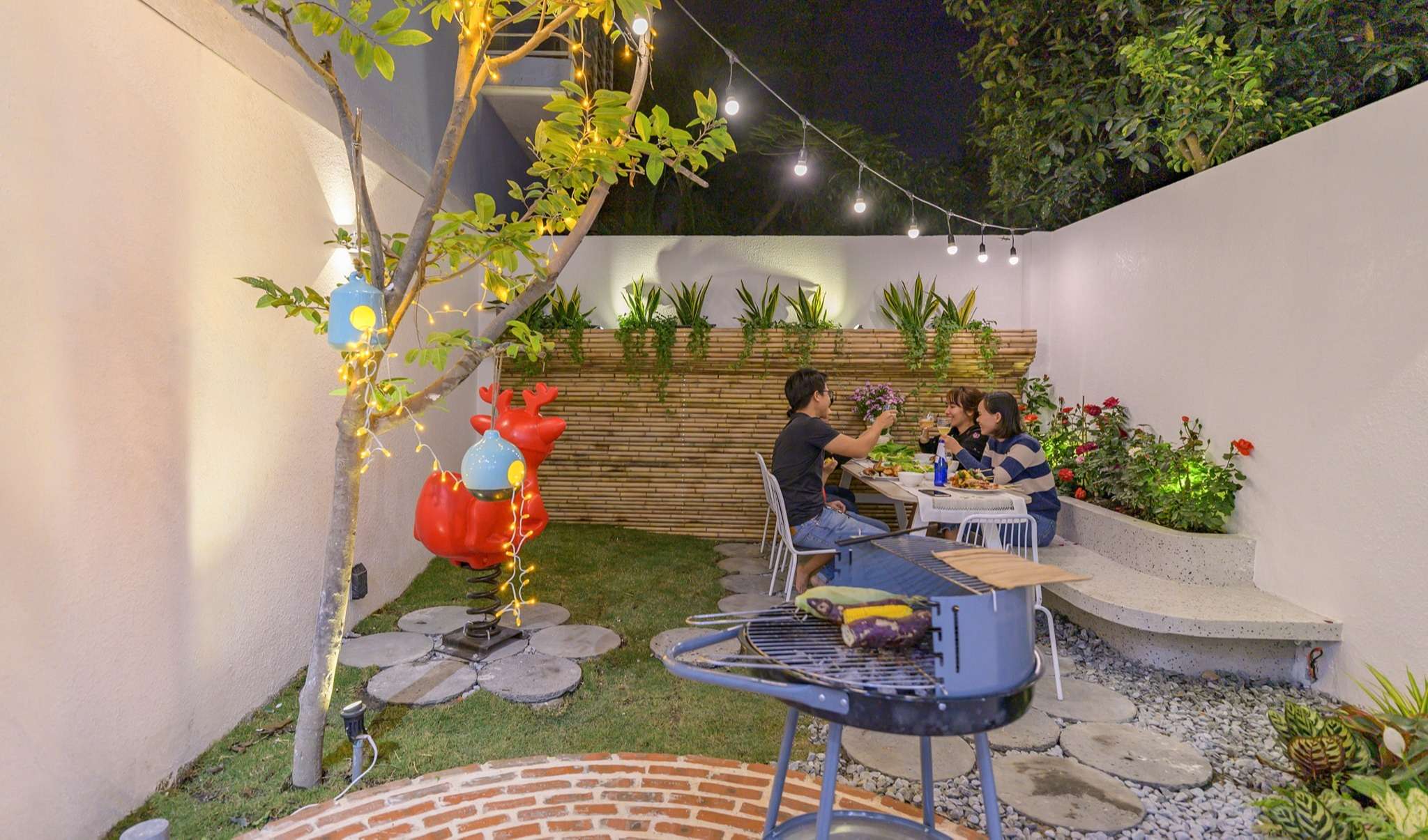 Chiêm ngưỡng nhà phố rộng 75m2 nhưng có cả sân vườn của vợ chồng trẻ, học ngay bí quyết thiết kế nhà thoáng và sáng - Ảnh 19. Con cái có thể vui chơi ở đây, còn bố mẹ thì tụ tập bạn bè -1