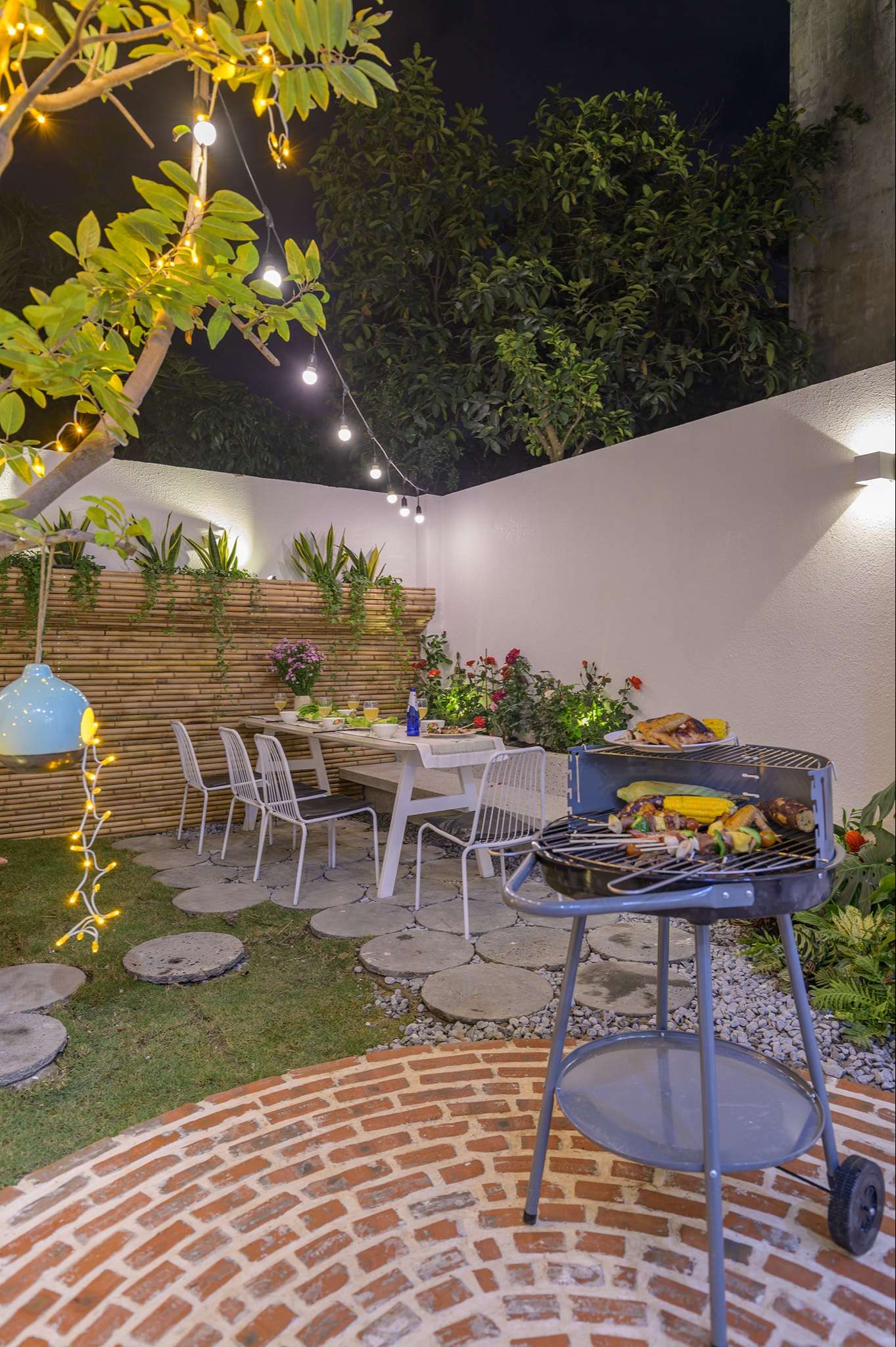 Chiêm ngưỡng nhà phố rộng 75m2 nhưng có cả sân vườn của vợ chồng trẻ, học ngay bí quyết thiết kế nhà thoáng và sáng - Ảnh 19. Con cái có thể vui chơi ở đây, còn bố mẹ thì tụ tập bạn bè