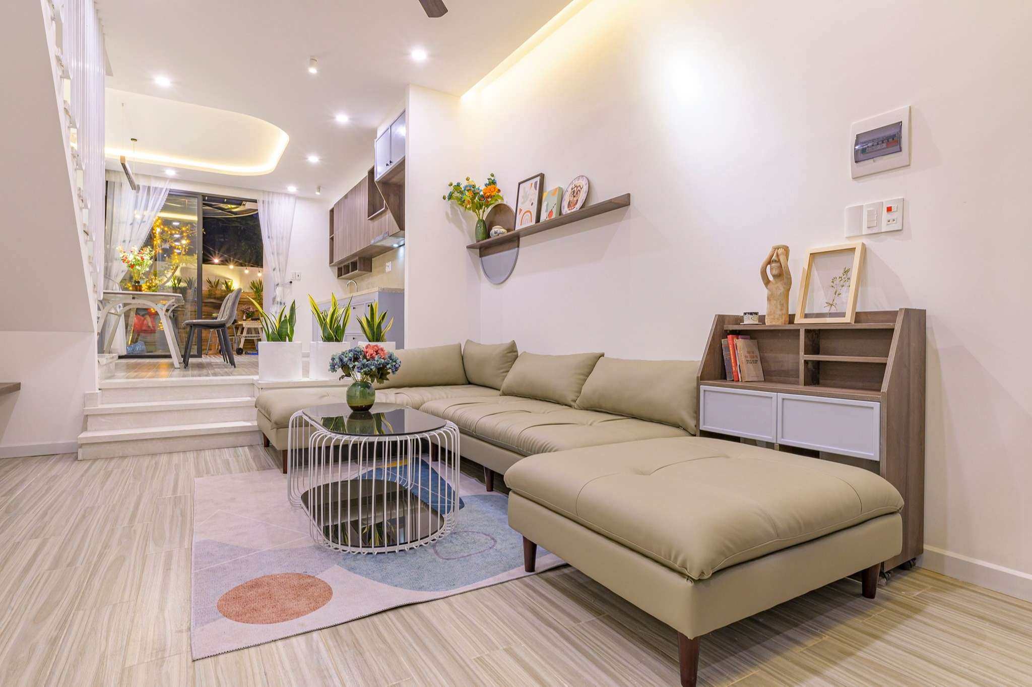 Chiêm ngưỡng nhà phố rộng 75m2 nhưng có cả sân vườn của vợ chồng trẻ, học ngay bí quyết thiết kế nhà thoáng và sáng - Ảnh 3. Phòng khách và bếp có cao độ khác nhau