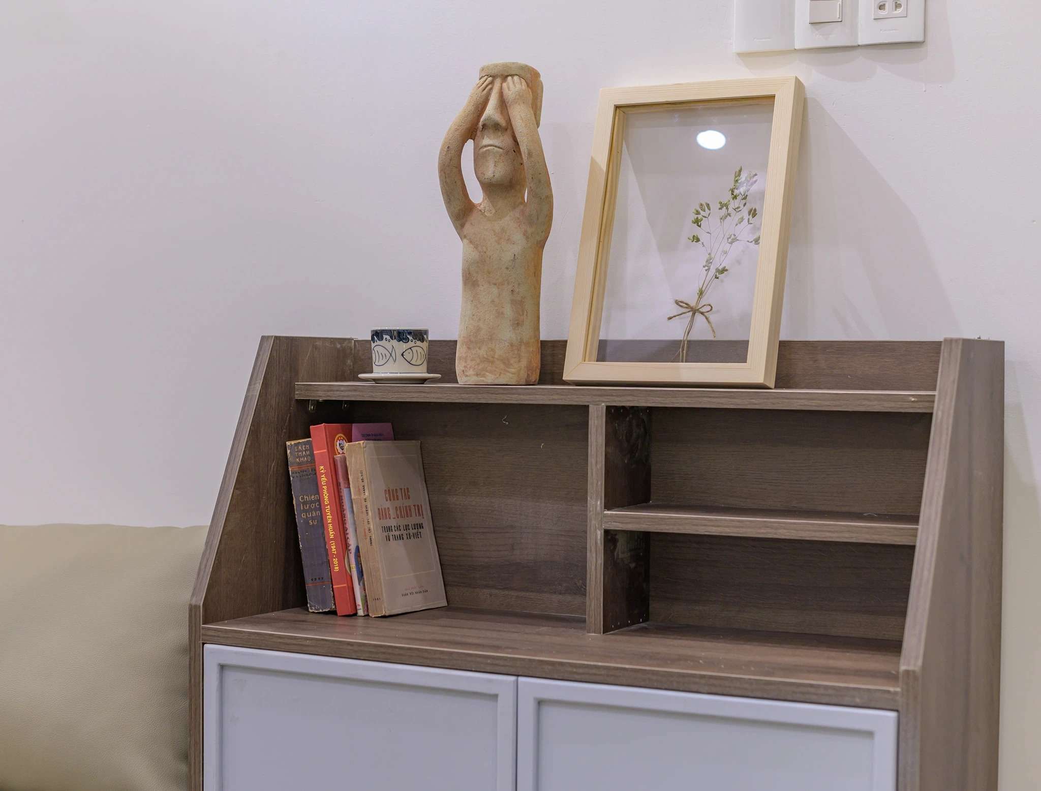 Chiêm ngưỡng nhà phố rộng 75m2 nhưng có cả sân vườn của vợ chồng trẻ, học ngay bí quyết thiết kế nhà thoáng và sáng - Ảnh 4. Nhiều món đồ decor xinh xắn do chị Dung tự làm