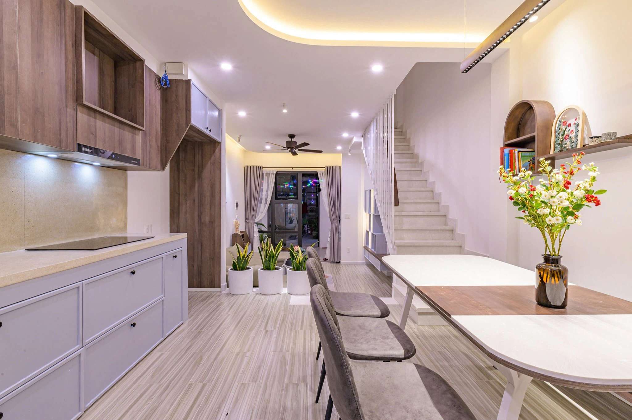 Chiêm ngưỡng nhà phố rộng 75m2 nhưng có cả sân vườn của vợ chồng trẻ, học ngay bí quyết thiết kế nhà thoáng và sáng - Ảnh 7. Khu vực bếp ăn