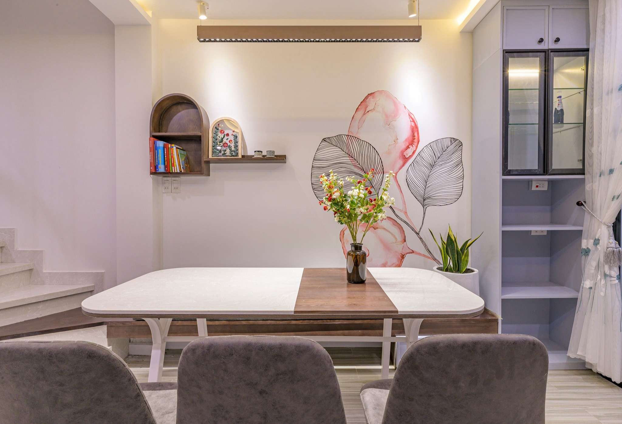 Chiêm ngưỡng nhà phố rộng 75m2 nhưng có cả sân vườn của vợ chồng trẻ, học ngay bí quyết thiết kế nhà thoáng và sáng - Ảnh 8. Khu vực bếp ăn -1