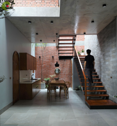 NHÀ ỐNG THOÁNG MÁT NHỜ HAI KHOẢNG THÔNG TẦNG