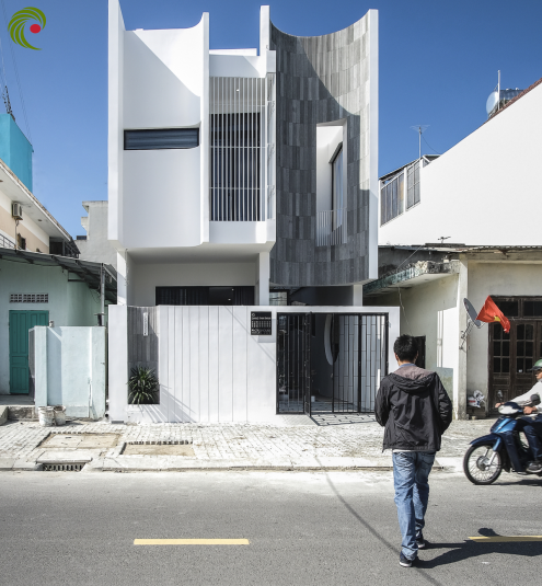 NHÀ HÌNH BÁN NGUYỆT TRÊN MẢNH ĐẤT THÓP HẬU