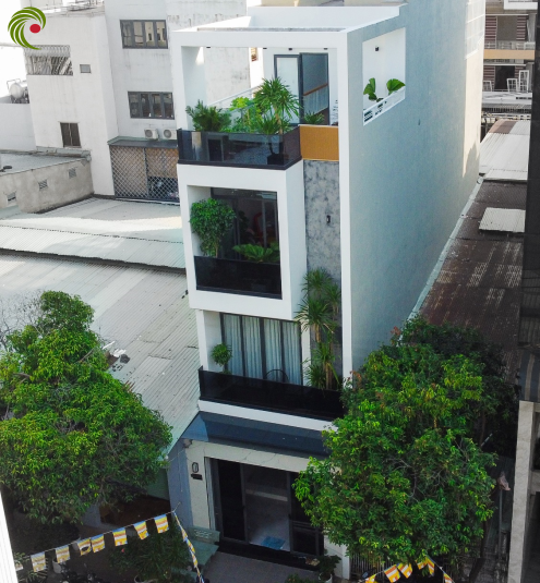 NHÀ THIẾT KẾ HAI GIẾNG TRỜI GIÚP LƯU THÔNG GIÓ