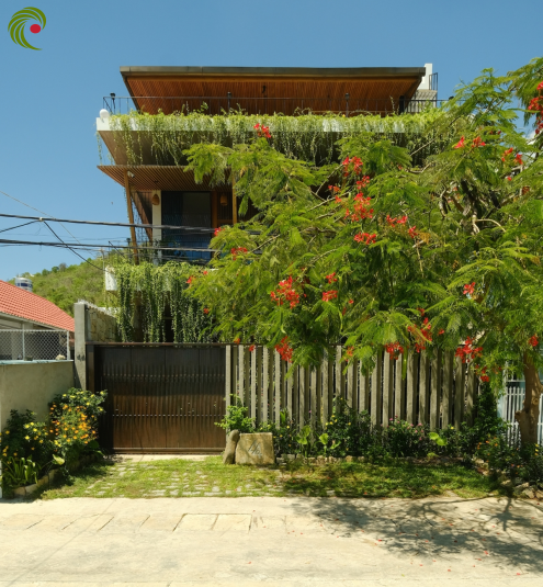 NHÀ BÊN SÔNG PHỦ KÍN CÂY XANH TỪ NGOÀI VÀO TRONG