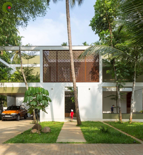 NGÔI NHÀ PHỐ LỘNG GIÓ VÀ ĐƯỢC PHỦ KÍN CÂY XANH