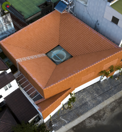 NGÔI NHÀ CÓ HỆ MÁI NHƯ SÂN VẬN ĐỘNG